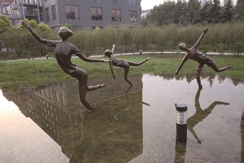 校园文化园铜人雕塑.JPG